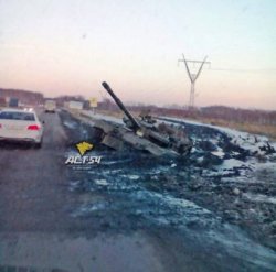 Боевой танк Т-80 завяз в грязи по дороге в Новосибирское высшее военное командное училище